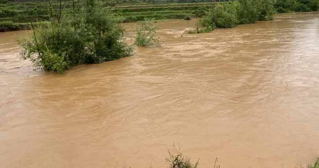 防汛常規(guī)物資中主要包含麻袋吸水膨脹袋,無紡布吸水膨脹袋,防汛沙袋,防汛噸袋,防汛編織袋,雨衣,雨靴,雨傘,彩條布,工兵鏟,十字鎬,八磅錘,應急救生包等。